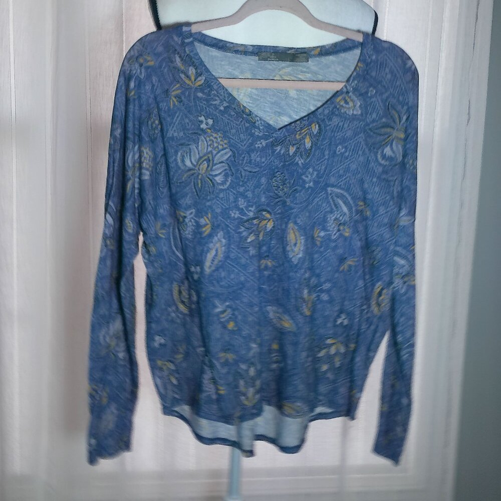 PRANA Tee Long Sleeves V-Neck Hi Lo Light Blue Shades w/Floral Print L